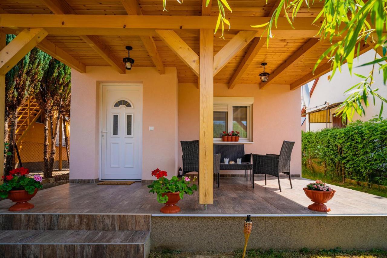 Pipacs Apartmanház Harkány Exteriér fotografie